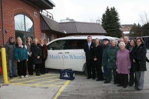 A host of volunteers and officials were on hand to go out on the rounds as part of Mayors for Meals Day last Wednesday. Seen here are Joe Noble, Mary Louise Learn, Vicki Stafford, Susan Hicks, Jane Pizale, Mayor Marolyn Morrison, Jeff Smellie, Lisa Taillefer, Don Shoemaker, Pat Kolb, Bill Hitchin, Doris Porter, Fred Kolb, Caledon Meals on Wheels Executive Director Christine Sevigny and Program Manager Cathy Dance. Photo by Bill Rea 