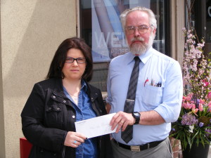 SHE KNOWS HER MERCHANTS Elizabeth Ferraro of Bolton proved she knows who the merchants are around town. She the latest winner of the Know Your Merchants contest in the Citizen. Editor Bil Rea presented her with her $250 prize. Photo by Mark Pavilons