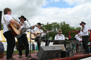 The Golden Country Classics Band, consisting of Marilyn Tribe, Tom Neelands, Wib Tupling, Rod Salisbury, Brian Stevenson and Sam Leitch, were entertaining at the Fairgrounds Saturday. Photos by Bill Rea