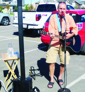 PERFORMING AT FARMERS' MARKET Shoppers at the SouthFields Village Farmers' Market had a bit of entertainment recently as they browsed through the various booths. Guitar player and vocalist Tom Kovacs from Bolton brought his sounds to the market. Photo by Bill Rea