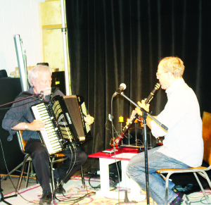 ENTERTAINMENT AT CROSSCURRENTS Steve Slutsky and Martin Van de Ven had a good crowd out recently for their performance at CrossCurrents Caledon in Bolton. The theme was Catch Up Klezmer, an evening of traditional Jewish music. Photo by Bill Rea
