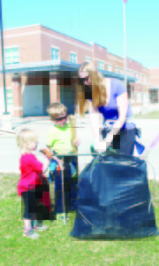 Andrea Kurz was accompanied by her children Eden, 3, and Matthew, 5, in gathering up garbage. Photos by Bill Rea