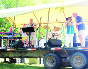 Under the Maples charity concert attracted crowds The Belfountain Community Organization's annual Under the Maples charity concert had great weather recently and a great crowd out to enjoy it. The concert was held in support of the Canadian Red Cross Fort McMurray Relief Fund. The opening act was the locally-acclaimed rhythm and blues band Bad Weather, featuring Andy Pollock, Teri Robins, Tom Brereton, Dickson Zee, Bonnie Richmond and John Cox.