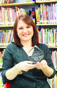 Carmen Condotta holds her Teacher Librarian of the Year award from OSLA.